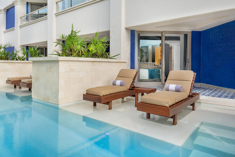 hrrm-swim-up-pool